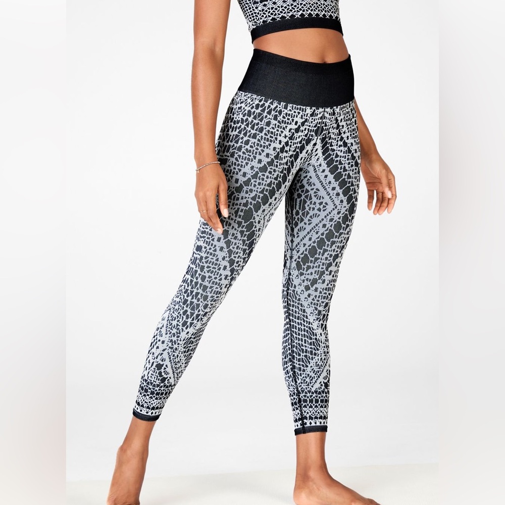 Fabletics High Waisted Seamless Lace Capri leggings